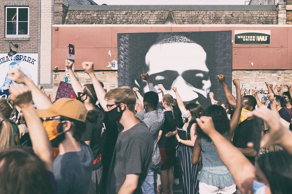 Foule rassemblée à proximitié du « George Floyd Memorial »