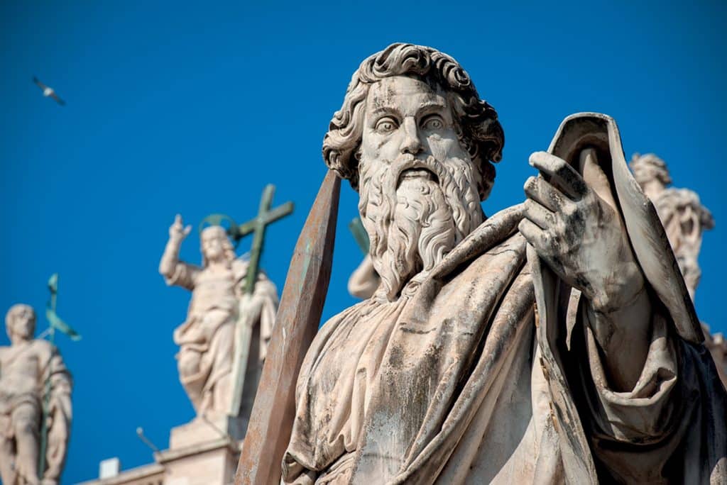 Statue de saint Paul, devant la basilique Saint-Pierre à Rome. Celle de saint Pierre se trouve en vis-à-vis.