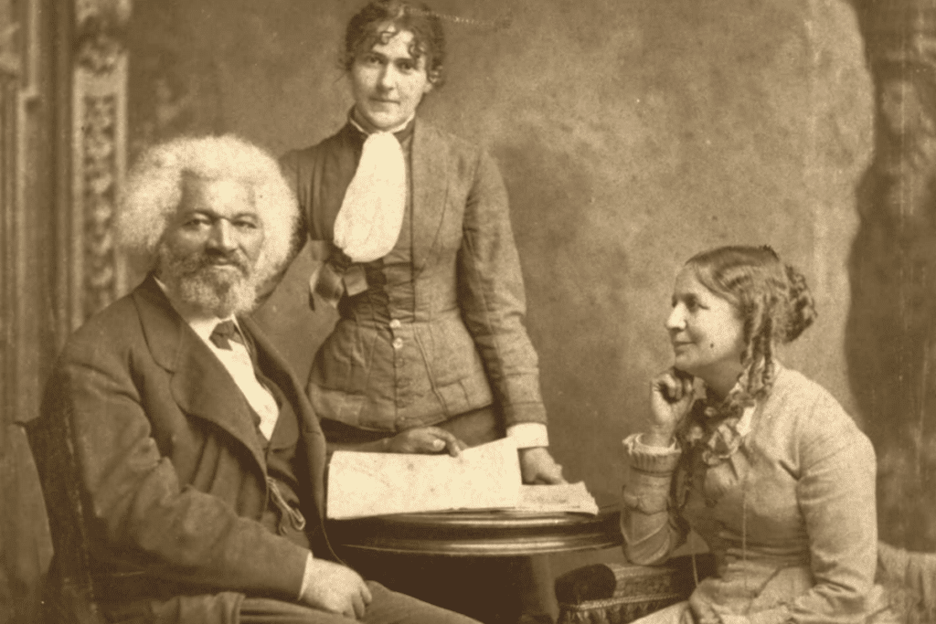 Frederick Douglass, son épouse Helen Pitts Douglass (assise) et la sœur de cette dernière, Eva Pitts, dans les années 1880.