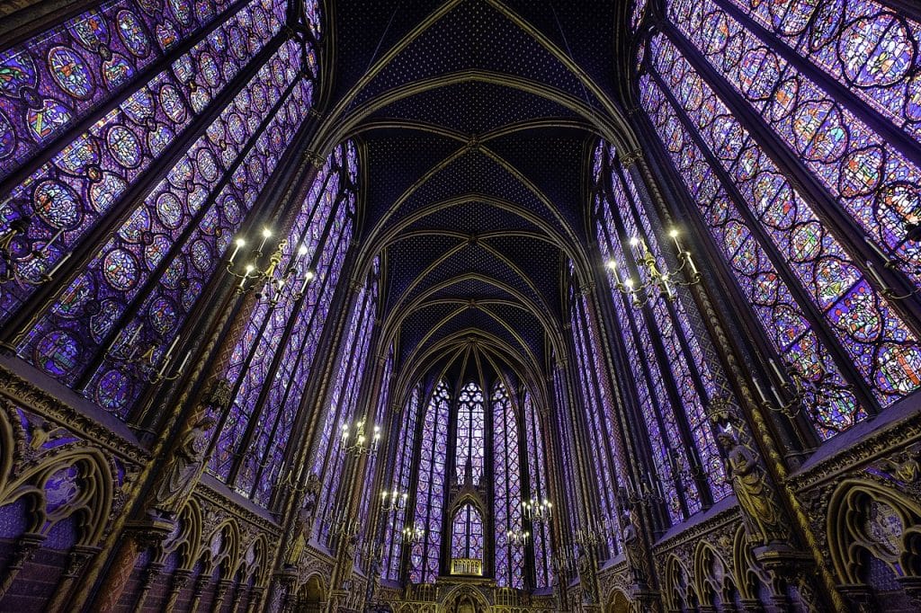 La Sainte-Chapelle à Paris, ﬂeuron de la civilisation médiévale. Construite par Saint Louis à partir de 1241 pour abriter les reliques de la Passion du Christ, elle fut bâtie en un temps record : sept ans !