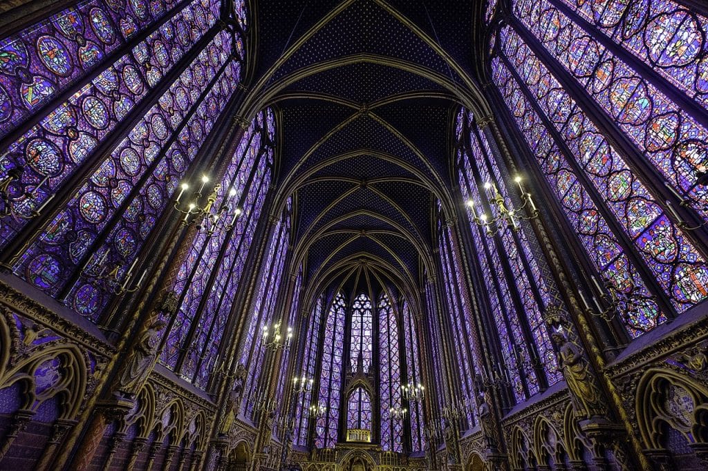 La Sainte-Chapelle à Paris, ﬂeuron de la civilisation médiévale. Construite par Saint Louis à partir de 1241 pour abriter les reliques de la Passion du Christ, elle fut bâtie en un temps record : sept ans !