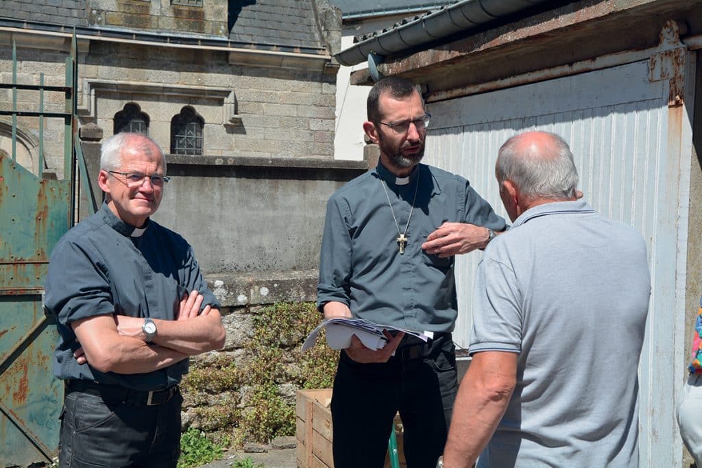 Le père Olivier Lorne donne les dernières consignes avant le transport de la statue de la Vierge sur le pick-up.