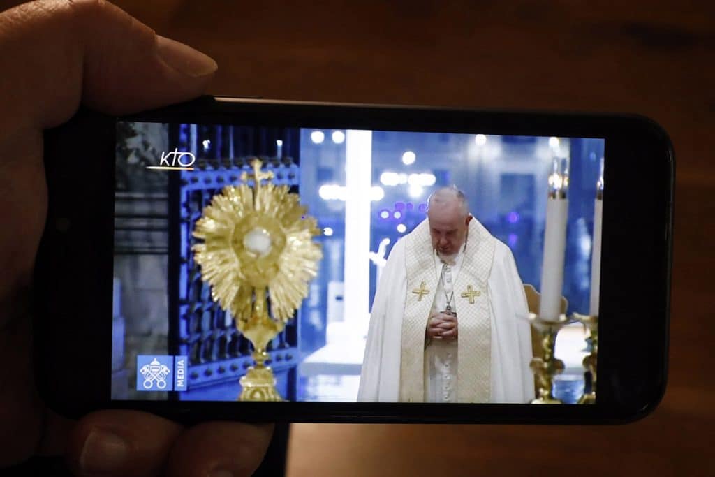 Retransmission de la bénédiction du pape François urbi et orbi pendant la pandémie de Coronavirus.