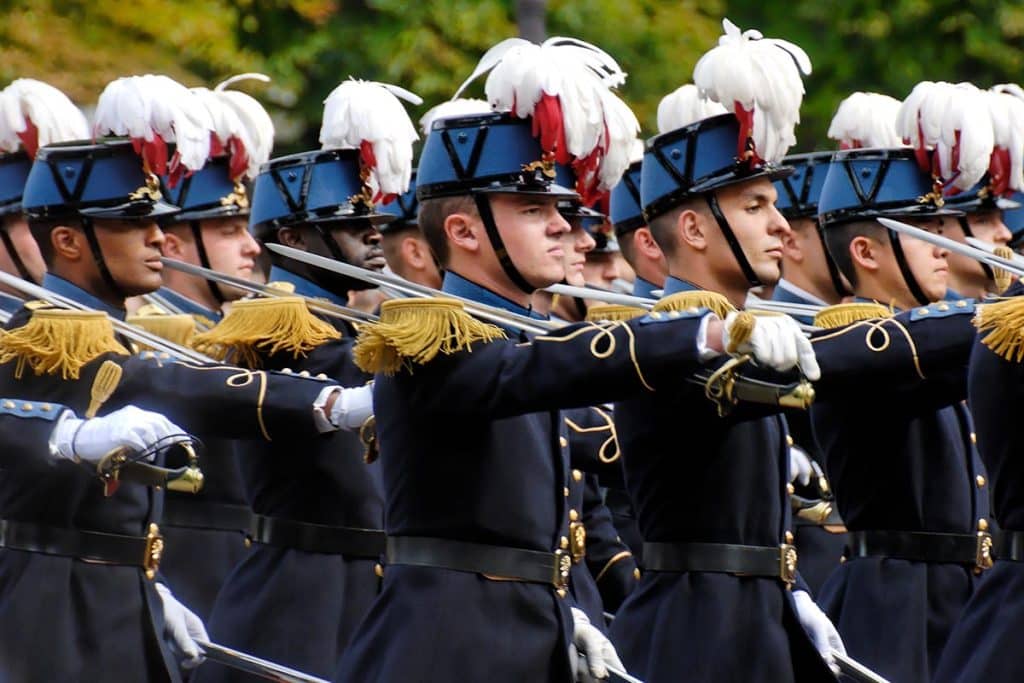 Sous-lieutenants de la promotion « Lieutenant Brunbrouck » (2004-2007) de l'École spéciale militaire de Saint-Cyr pendant le défilé du 14 juillet 2007 sur les Champs-Élysées.