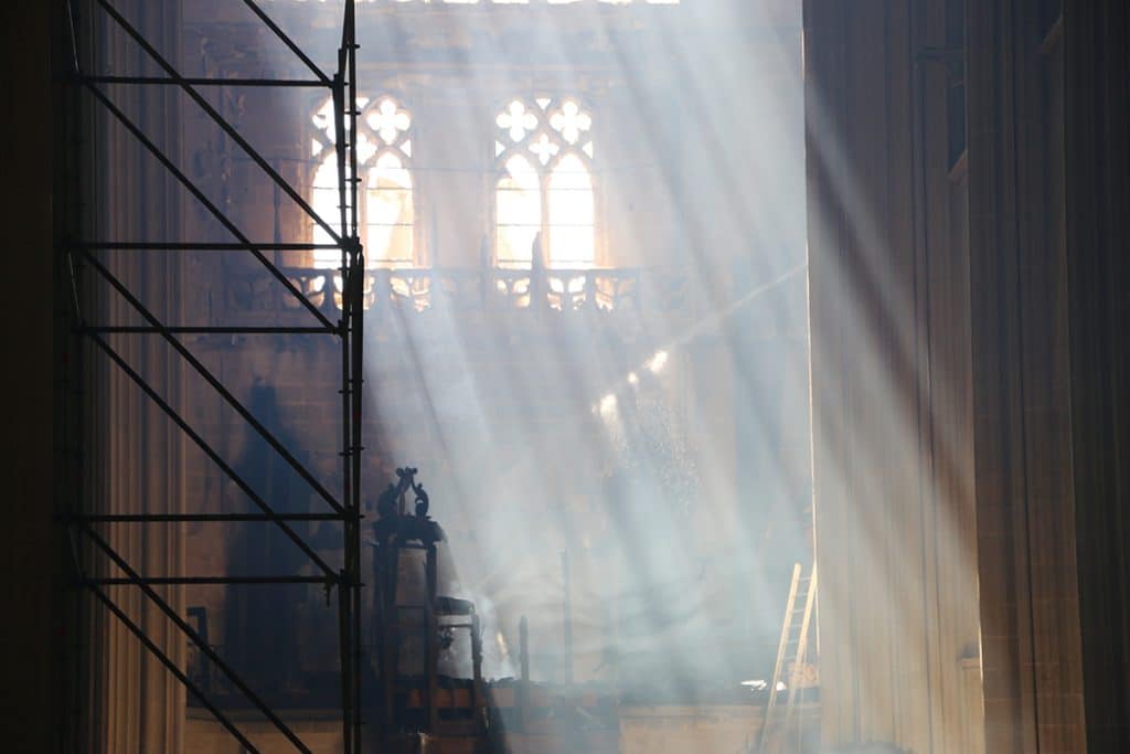 APRÈS L’INCENDIE. Paris en avril 2019, Nantes un an plus tard... « Deux incendies majeurs de cathédrales à cet intervalle est inédit depuis la Première Guerre mondiale », note Mathieu Lours.