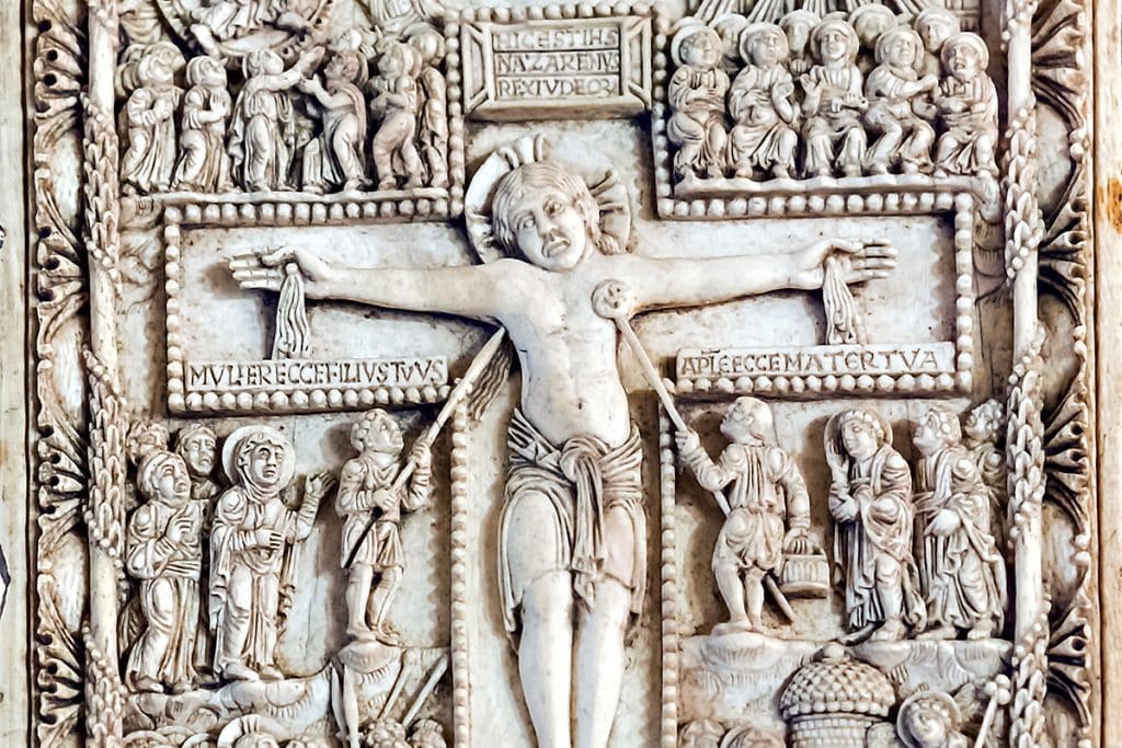La Croix glorieuse en ivoire sculpté, IXe siècle. Trésor de la cathédrale Saint-Just-et-Saint-Pasteur de Narbonne.