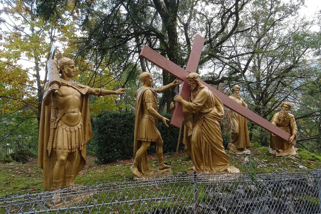 Lourdes - Chemin de Croix des Espélugues - 5e station : Simon de Cyrène aide Jésus à porter sa croix