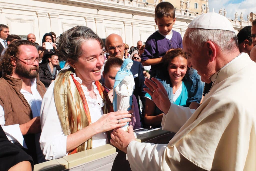 Marguerite Bourbeau a pu présenter Notre-Dame des Écoles au Pape lors d’une rencontre en 2013, durant laquelle François a béni la statue.