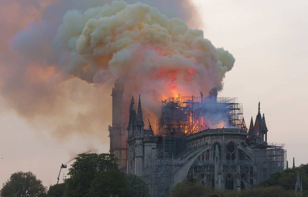 Notre-Dame en feu, 20h06