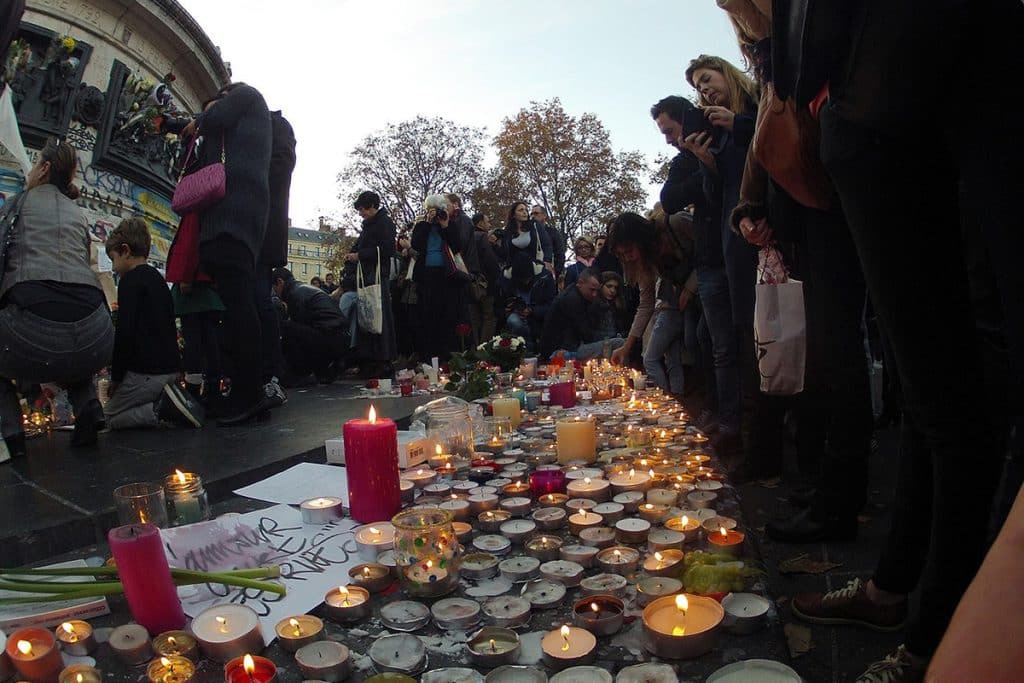 Rassemblement place de la République après des attentats à Paris