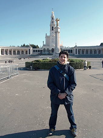 Carlo devant le sanctuaire de Fatima.