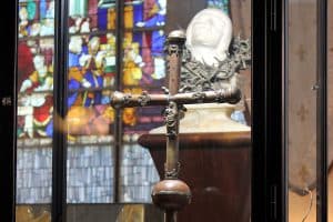 Parmi les objets exposés, la croix qui fut présentée à sainte Jeanne d’Arc, sur le bûcher.