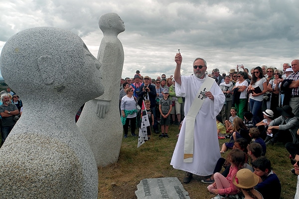 « Puisque les saints ont évangélisé la Bretagne il y a 1 500 ans, il semble intéressant  de réactualiser leur message aujourd’hui et de leur demander de reprendre du service. »