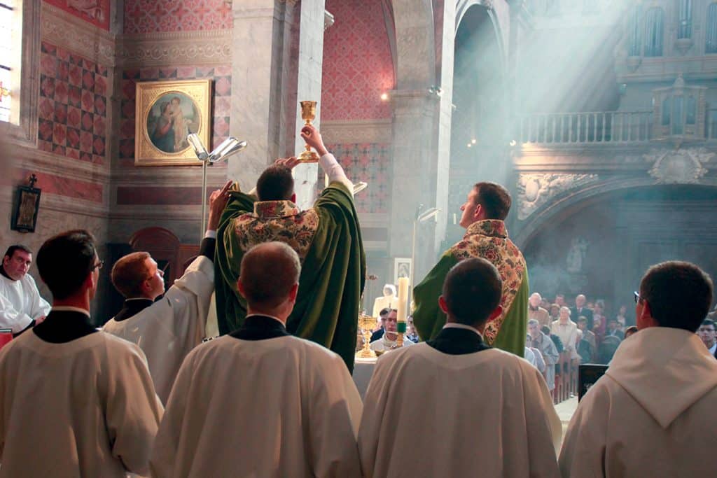 « Dans l'Eucharistie, le Christ associe son Église et tous ses membres à son sacrifice de louange et d'action de grâces au Père. »