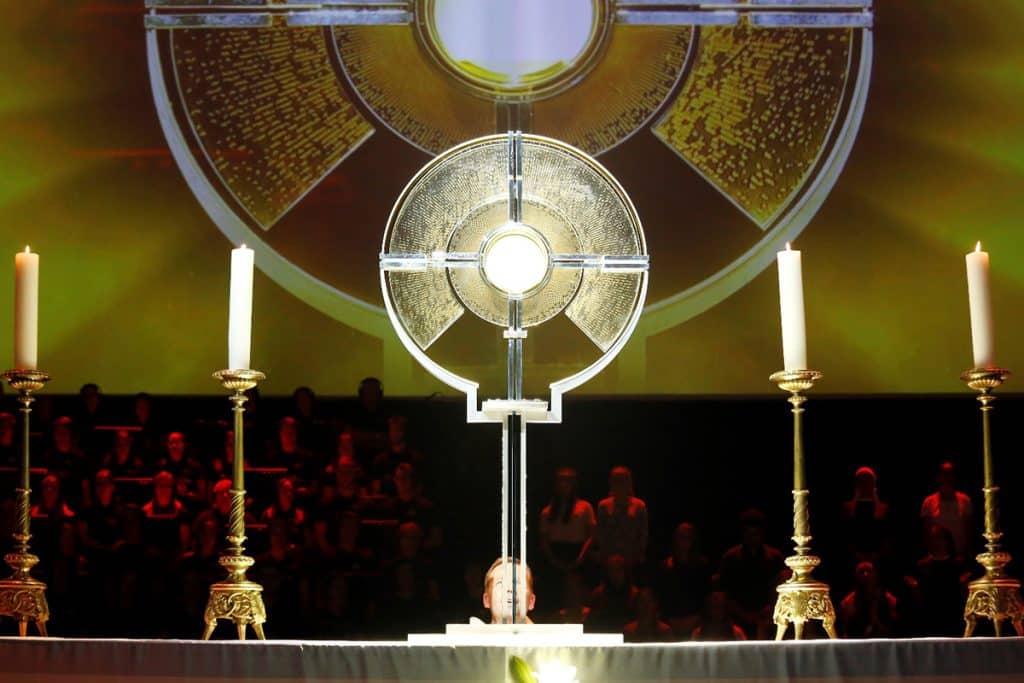 adoration_eucharistique.jpg