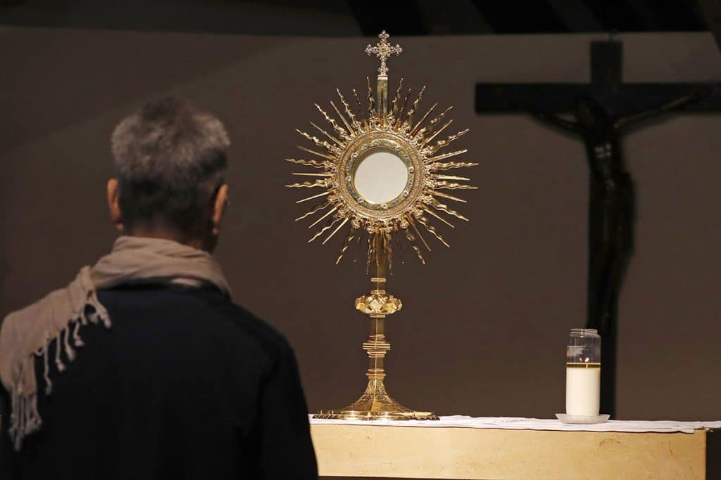 «  Reconnaissez et adorez Jésus dans l’hostie et vous le reconnaîtrez et le servirez dans les pauvres.  »