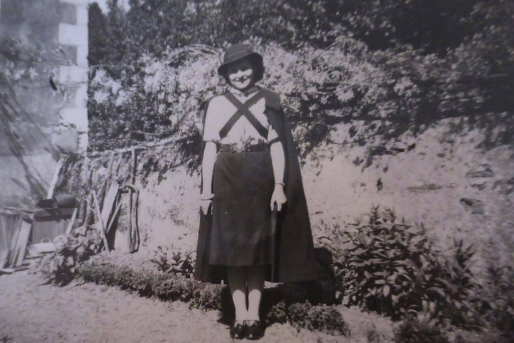 Noëlla Rouget, en uniforme de guide de France, 1934.