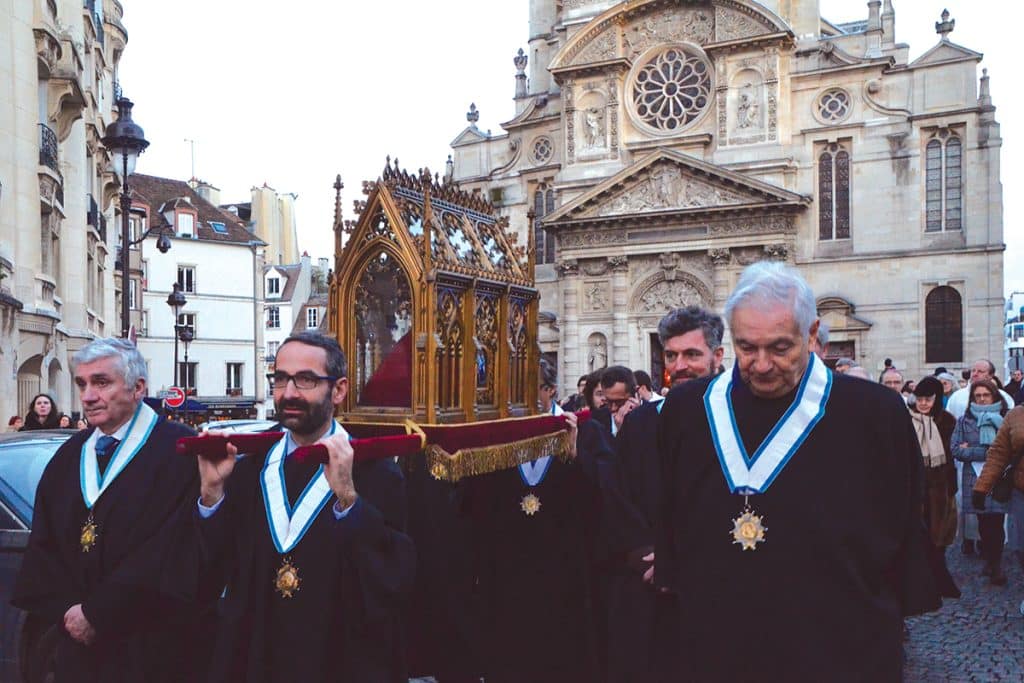 Porteurs de la châsse devant Saint-Étienne-du-Mont, Paris Ve. Fin de la neuvaine à sainte Geneviève, le 11 janvier 2020.