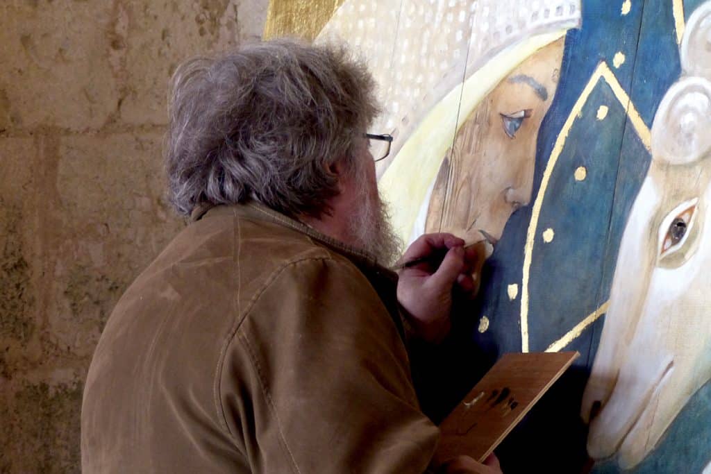 François Peltier, en train de travailler la fresque de l’Apocalypse.