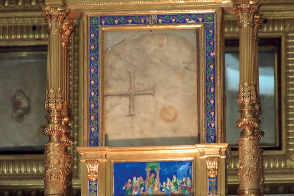À Bolsena, les dalles de marbre tachées par le précieux sang du miracle sont conservées dans un reliquaire.