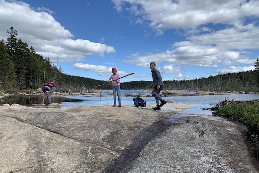 Blaise, Valerie, and Mark Pakaluk at étang de Norcross, forêt nationale des Montagnes Blanches, New Hampshire, 2020