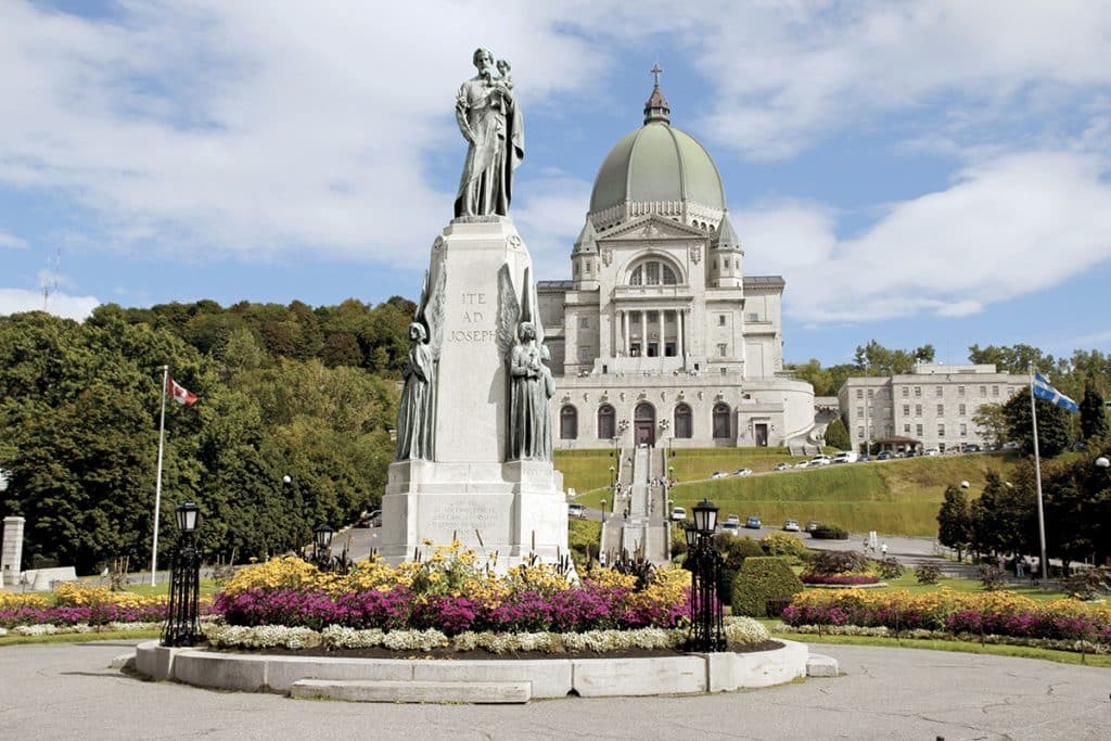 La statue de saint Joseph culmine devant l’Oratoire qui lui est consacré.