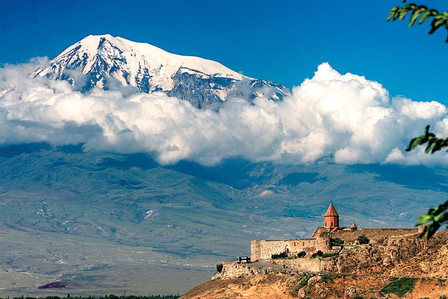 Le monastère de Khor Virap devant le mont Ararat, à la frontière turque.