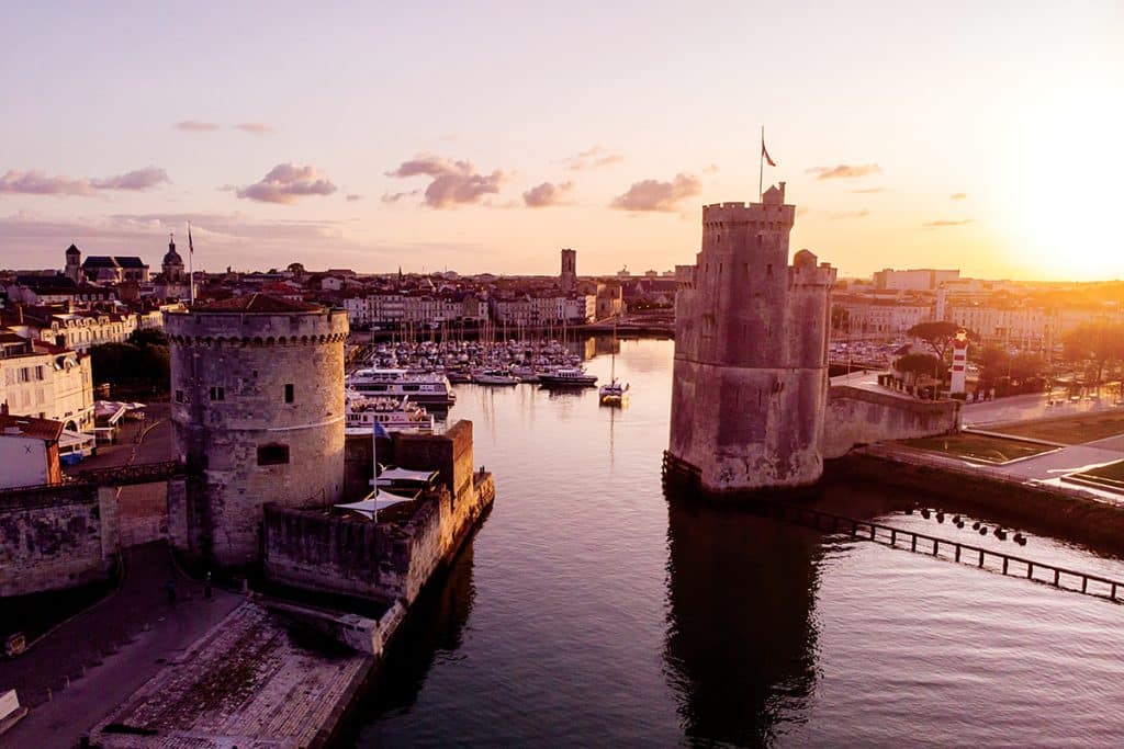 La tour Saint-Nicolas et la tour de la Chaîne gardent l’entrée du port mythique de La Rochelle et accueillent les marins qui rentrent.