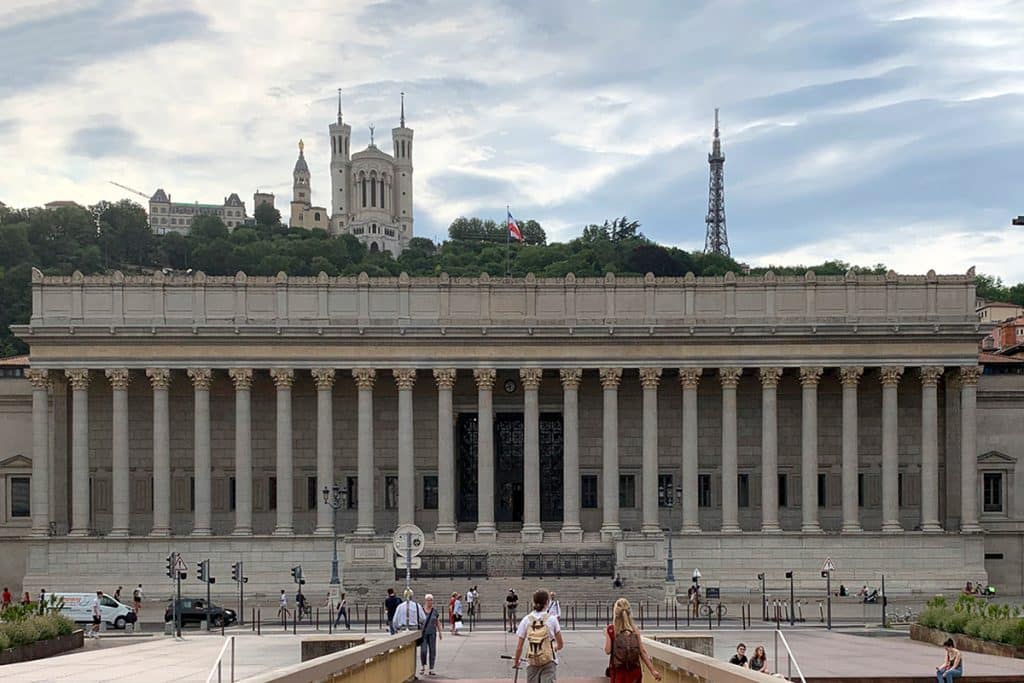 Le Palais de Justice de Lyon et la basilique de Fourvière.