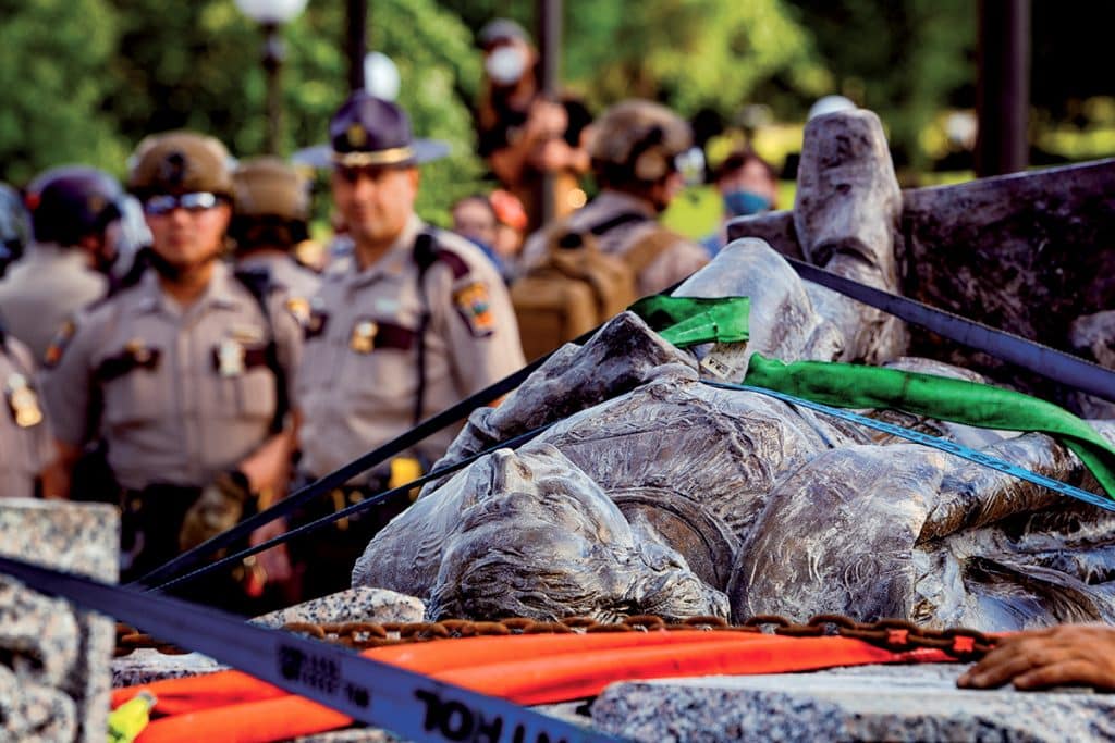 Christophe Colomb, raciste ? C’est ce que pensent les manifestants qui ont mis à terre la statue de bronze installée devant le Capitole de l’État du Minnesota, le 10 juin 2020.