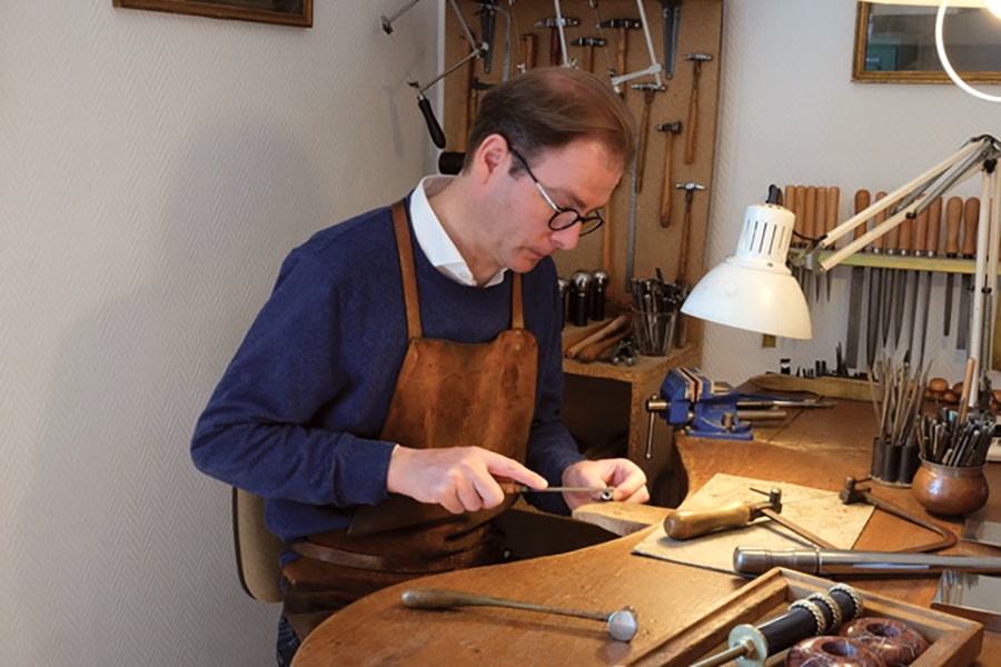 L’un des derniers orfèvres d’art sacré en France, Louis-Guillaume Piéchaud, a hérité de ce savoir-faire familial et artisanal.*