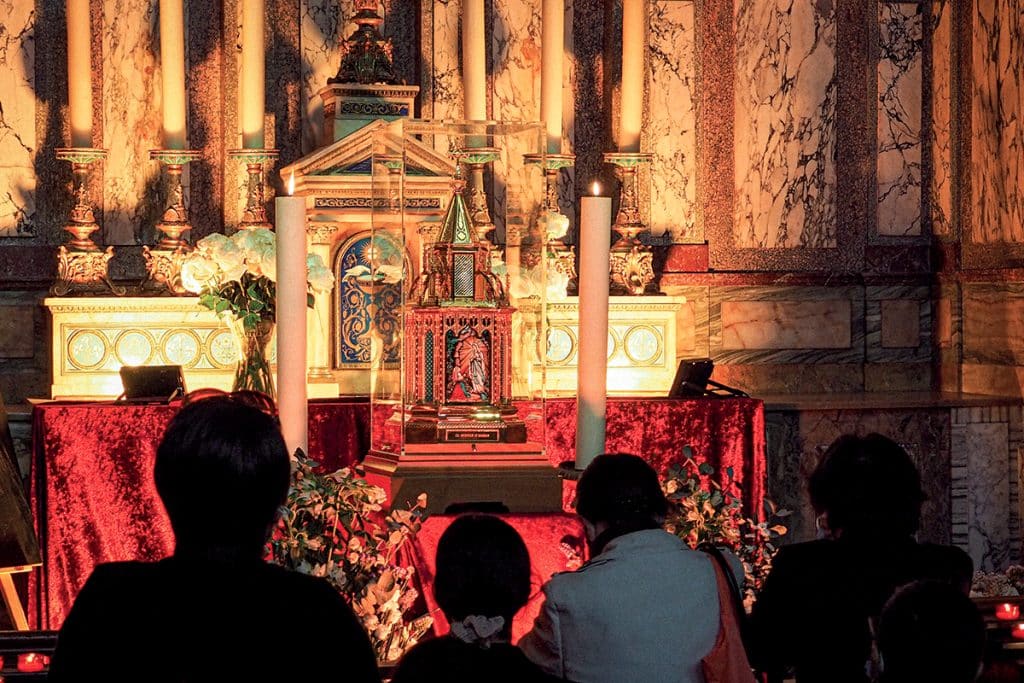 L’ostensoir contenant une relique de sainte Bernadette Soubirous, le 28 avril à Saint-Louis d’Antin (Paris).