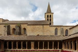 Cloitre de l'abbaye de Saint-Papoul.