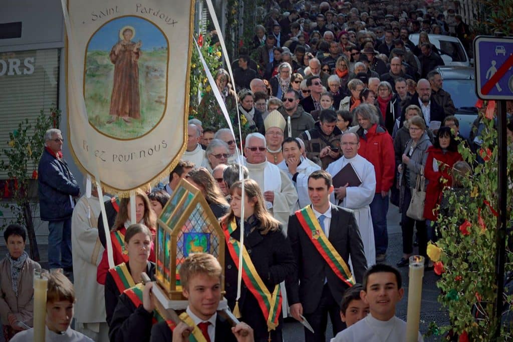 Les jeunes confrères de Guéret portant la nouvelle châsse de saint Pardoux (2016).