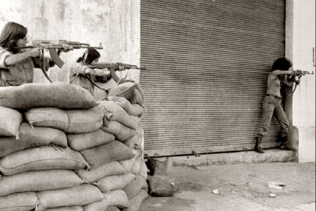 Photo d'archive montrant Jocelyne Khoueiry (à droite) en train de combattre dans le centre-ville de Beyrouth.