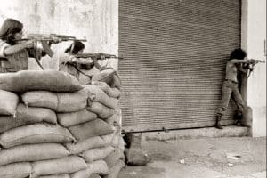 Photo d'archive montrant Jocelyne Khoueiry (à droite) en train de combattre dans le centre-ville de Beyrouth.