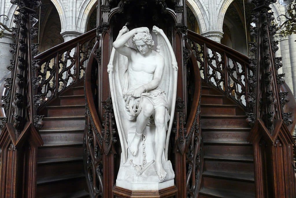 Statue en marbre de Lucifer, cathédrale Saint-Paul de Liège (Belgique).