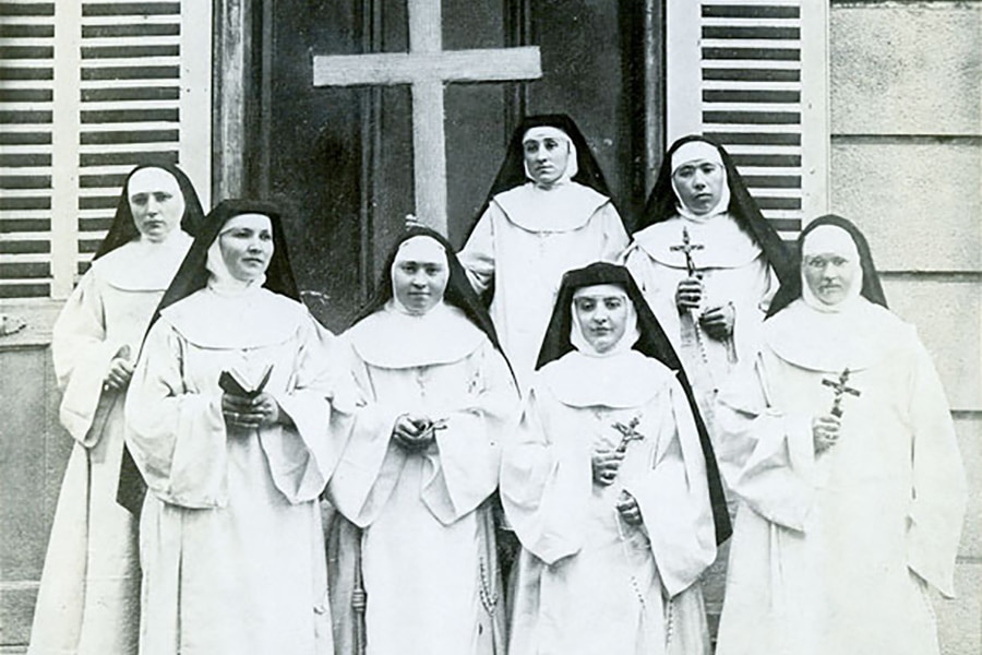 Sainte Amandine, (2e à gauche), et ses compagnes, en 1898.