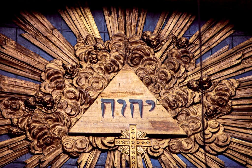 L’ « œil de la Providence » de l’imagerie maçonnique, censé représenter, entre autres, le regard du « Grand Architecte », est un détournement du triangle chrétien symbolisant la Trinité. Ici, au cœur le tétragramme hébreu « YHWH », qui signifie « Seigneur »