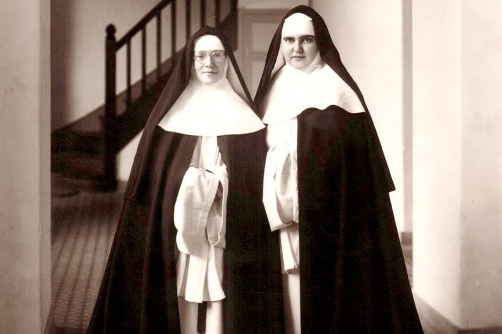 Mère Marie-Anne (à gauche), supérieure de Malestroit, à laquelle Mère Yvonne-Aimée (à droite) succédera en 1935.