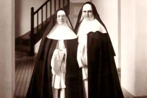 Mère Marie-Anne (à gauche), supérieure de Malestroit, à laquelle Mère Yvonne-Aimée (à droite) succédera en 1935.
