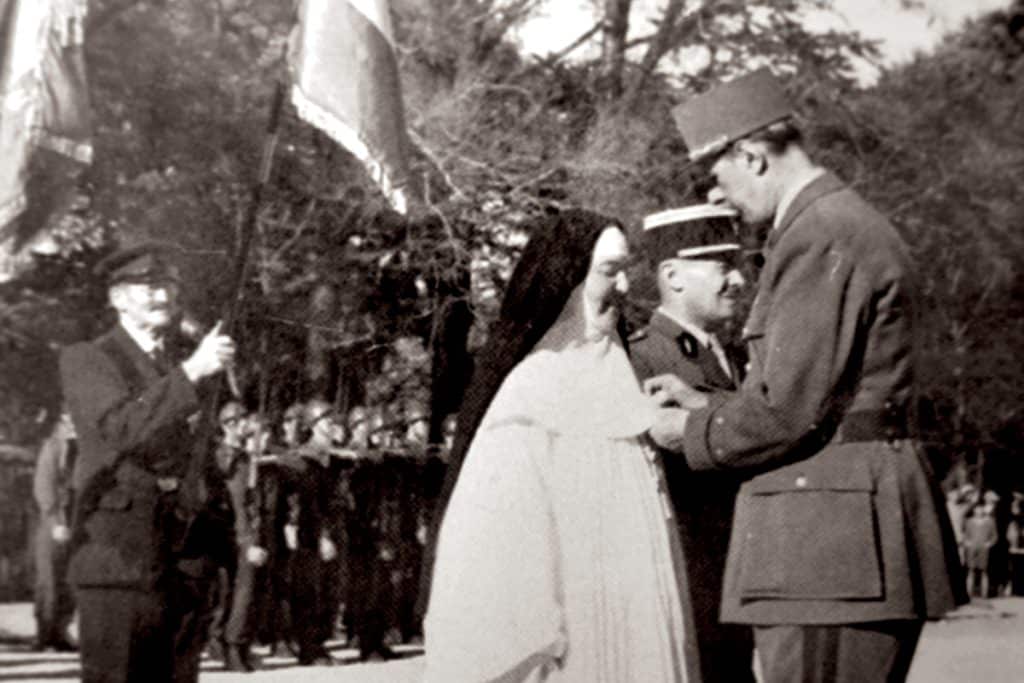 Remise de la Légion d’honneur par le général de Gaulle, le 22  juillet 1945 à Vannes.