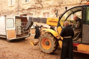 Déchargement de nourriture à l’abbaye de Fontgombault.