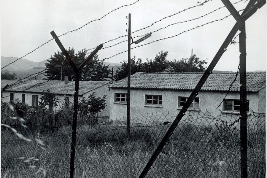 Le sampt de Saint-Maurice l'Adoise en 1975, où ont été parqués de nombreux harkis.