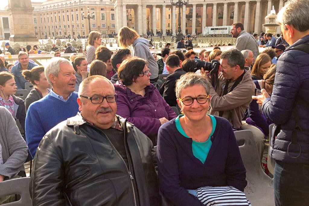 Sylvie et Érick Pétard sur la place Saint-Pierre à Rome.