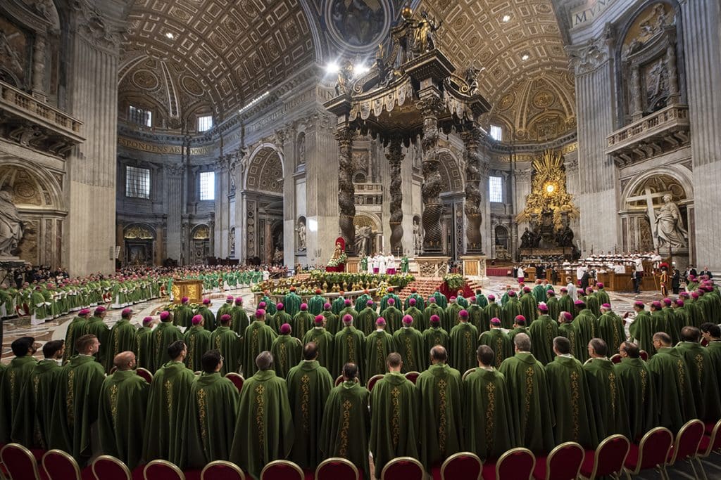 Messe de clôture d'un synode par le pape François.