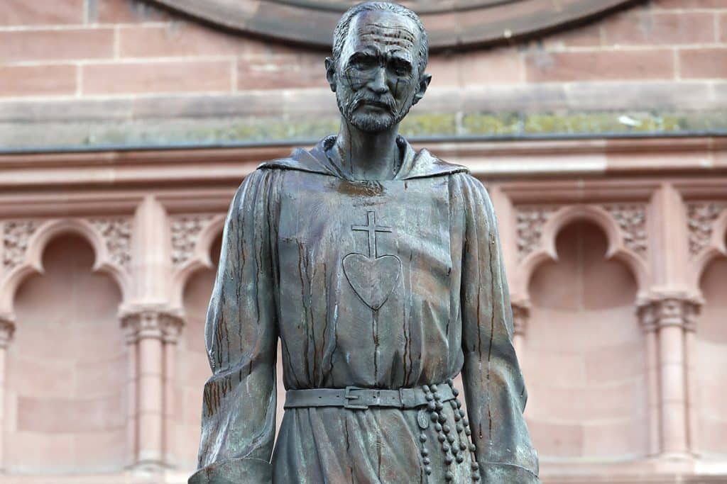 Statue de Charles de Foucauld, sur le parvis de l’église Saint-Pierre-le-Jeune, Strasbourg.