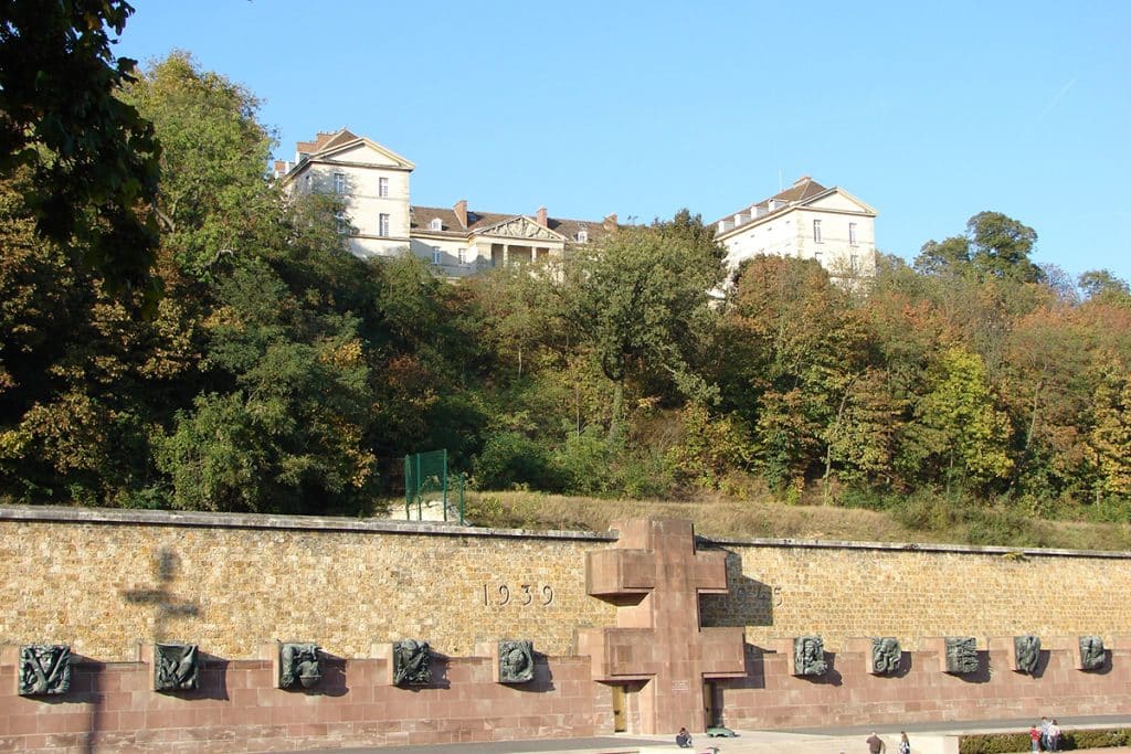 Mémorial de la France combattante au pied de la forteresse du Mont-Valérien.