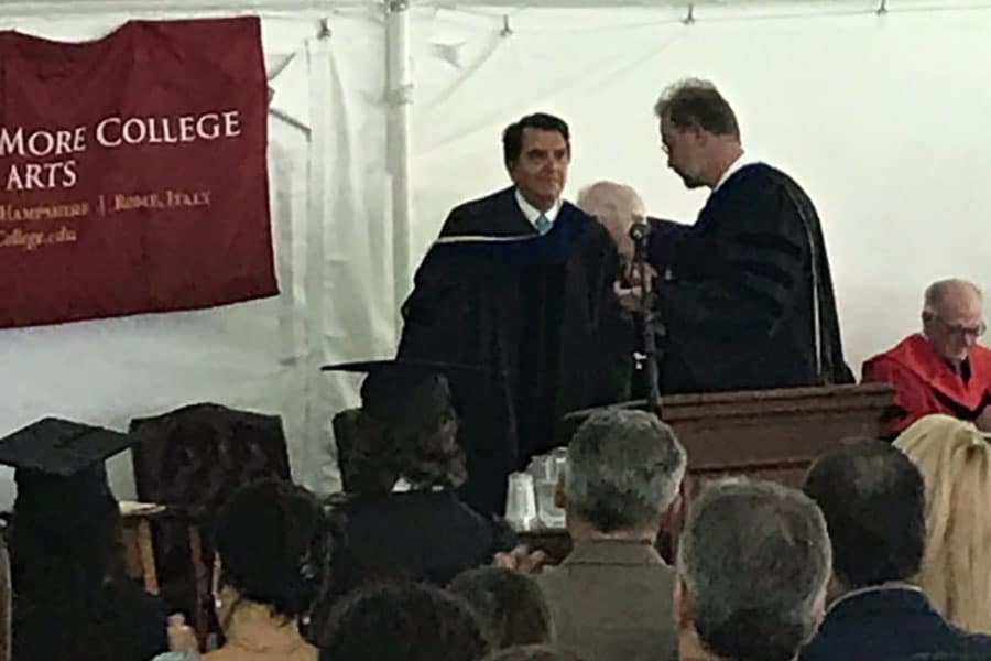 Le Dr Royal reçoit un doctorat honorifique du président du Thomas More College, William Fahey.