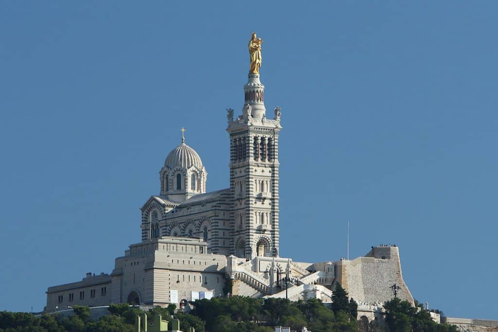 Notre-Dame de la Garde (Marseille), symbole d'un renouveau de la foi et du culte marial au XIXe siècle.